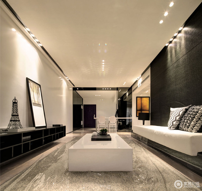 客厅背景墙以黑白对照的形式来突出空间层次，冲撞之中，表达现代主义的经典时尚；白色沙发、茶几搭配黑色电视柜，简约抽象之余，衬托出灰色地毯的素静，让生活格外温实。