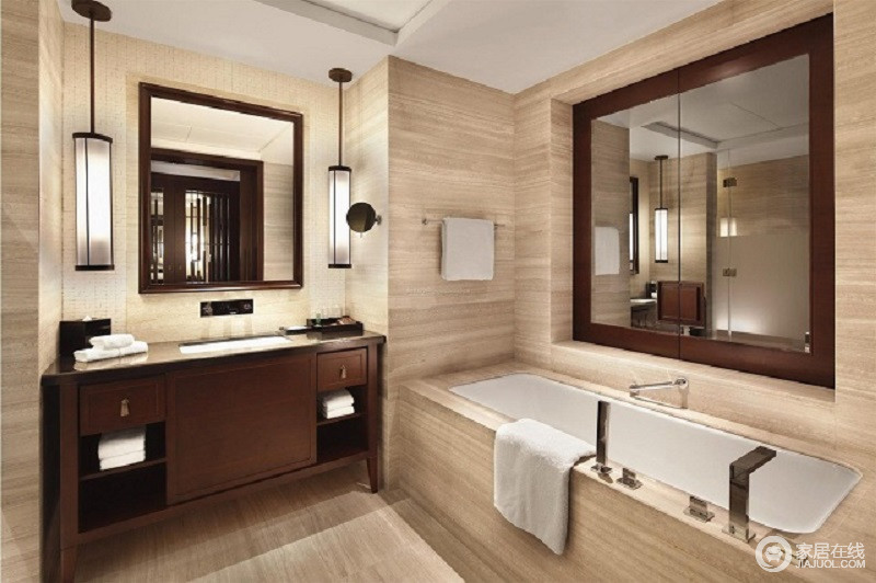 卫生间木质的储物柜可以很好的进行物品收纳，浴缸周围的的搭配选择了和地板一样的木材，让整个空间和谐的融合在了一起。