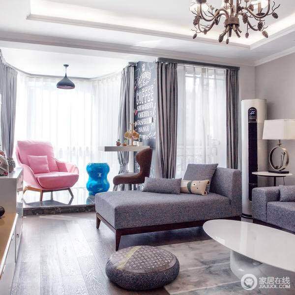 客厅的设计简约明快，墙面以浅灰，米白为主，配合明快的蓝色。白色大理石茶几，线条柔和，造型圆润，具有点睛的功能。