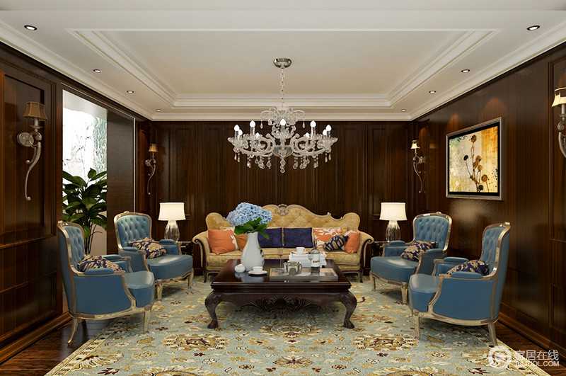 深棕色护墙板带来室内成熟内敛的气质，天蓝色皮质对称单人沙发及优雅黄的多人沙发，则展现出典雅婉丽的姿态，搭配清雅花纹地毯，整个空间丰富有层次且相互辉映，互为点缀。