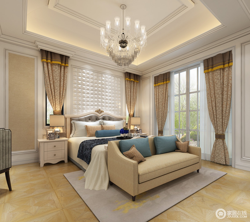 卧室也拥有多扇玻璃窗，将室外的自然引入室内，在米黄和白色的主调营造下，诠释出一种舒适的奢华气质；床头白色绗缝软包立体凹凸，为空间增添时尚感，而布艺上的深蓝与灰蓝，点缀出成熟安稳的温馨。