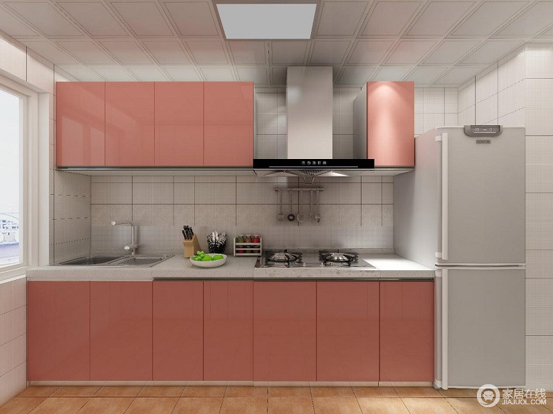 粉红的橱柜+米色的墙面和台面，钱伟为这个厨房呈现出一种浪漫之感。