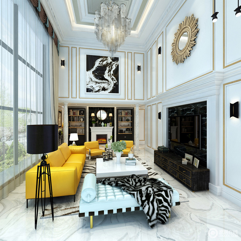 客厅以白色调为主，但是设计师利用黄铜金属边框镶嵌在建筑立面上，平淡中更奢贵；因为整体空间的挑高优势，黄铜镜饰、黑白抽象画以及水晶吊灯与黄色皮质沙发、黑白家具对比明显，华丽而摩登。