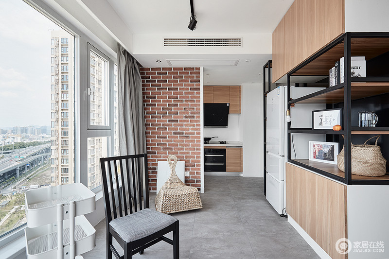 开放式设计让厨房不再是一个单独的空间，而是与其他空间构成一种互动，红砖墙的色调与灰色水泥砖反差之中，张扬一种工业风。