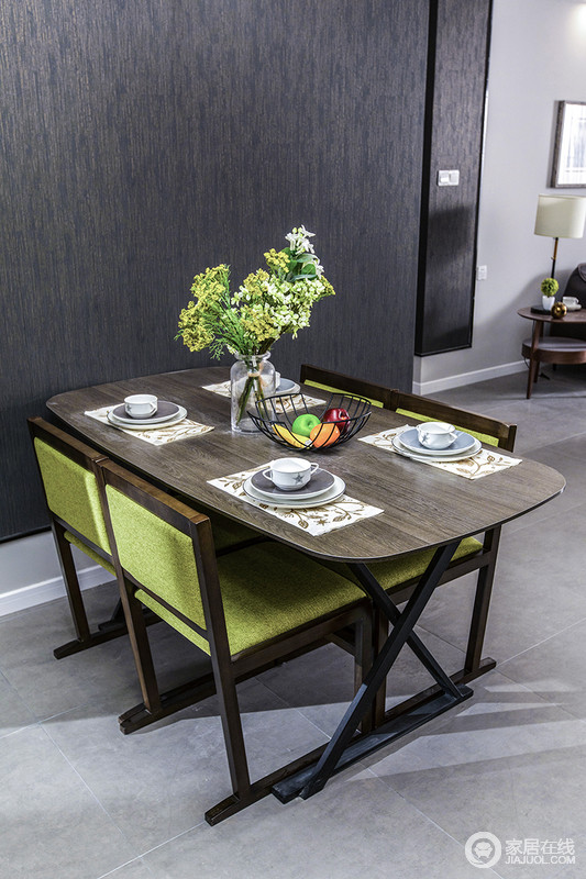 空间的细节处理更能体现工艺，即使是一件家具、一个摆件，都需要以质感成就生活；餐桌的椭圆形让空间不单调，流线弧度更是与直楞的实木餐椅形成鲜明的对比，让你体验设计带来的变化，沉静中感受绿色带来的活力。