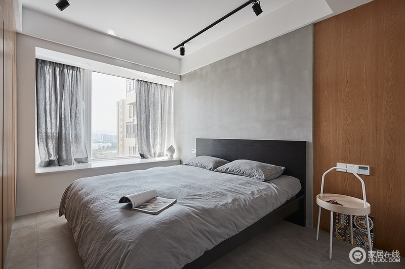 卧室中质地轻盈的工业风让生活毫无压力，简单干净的水泥灰色墙面与灰色床品一气呵成，构成一种高冷之美。
