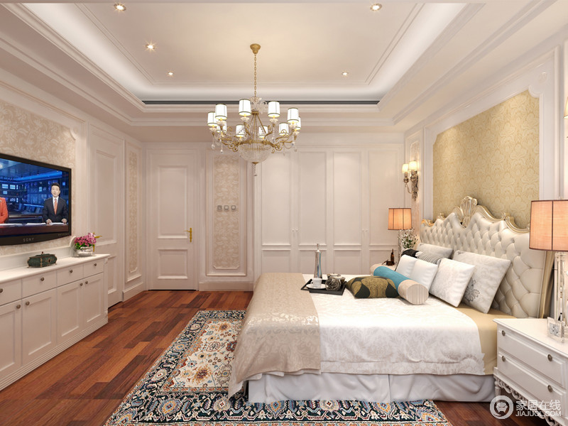 欧式双人床的金属床头在素色床品的陪衬下尤为素淡，却依然不失奢贵；蓝色繁华似锦的地毯令整个白色调的卧室愈加温静，并巧妙地营造层次、色彩之美，带来温馨、舒适。