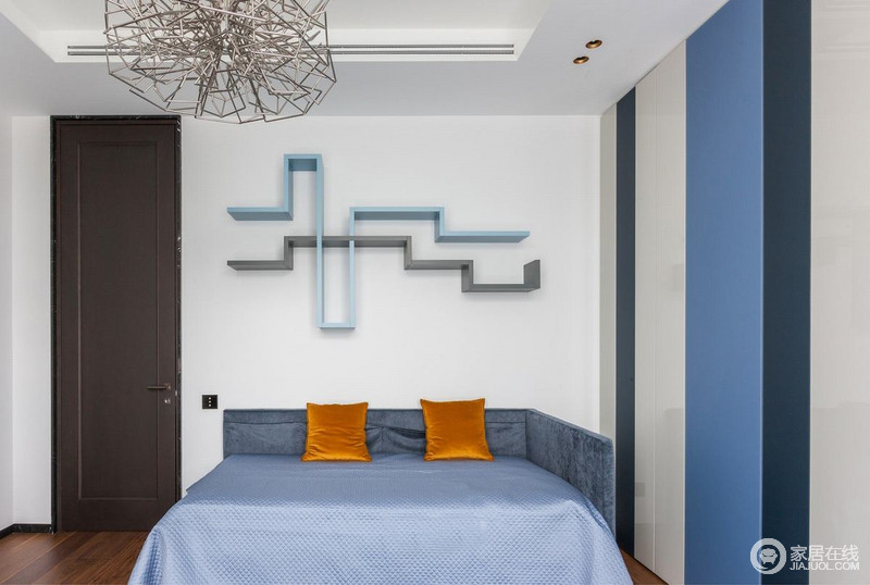 次卧室的设计，金属感的吊灯，简约线条构造的几何背景墙，简单时尚