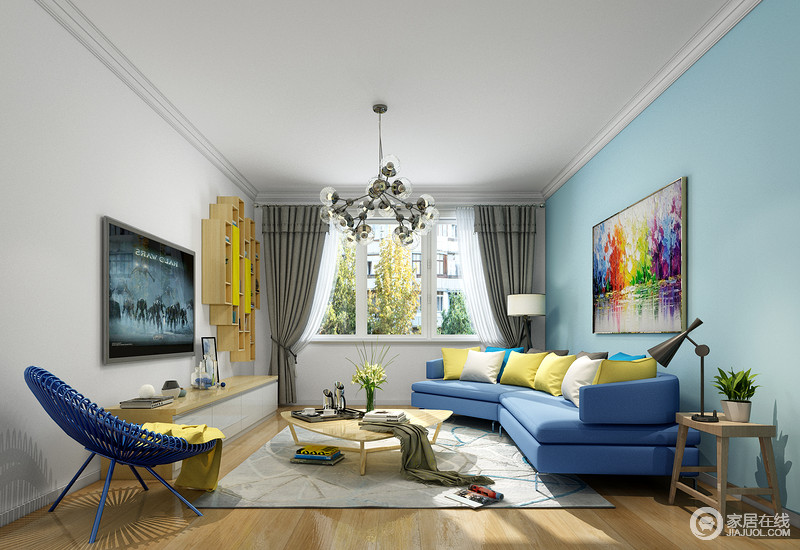 客厅电视墙直接做成了大白墙，与悬挂得电视，形成黑白艺术，并与蓝色沙发墙构成清新，让生活格外放松；深蓝色沙发、单人椅与黄色靠垫以色彩冲撞，强调色彩时尚，浅色地毯搭配原木家具，平衡出空间的简朴和生活的愉悦。