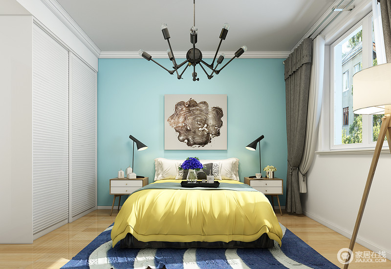 卧室线条简洁，荧光蓝粉刷墙面，搭配黄色床品，反差之中，带来时尚；简约地床头柜呈对称之法陈列，搭配工业风十分的台灯，上演和谐之美，而吊灯的线性设计也颇为精致，在蓝白条纹地毯的点缀中，让空间具有色彩张力。