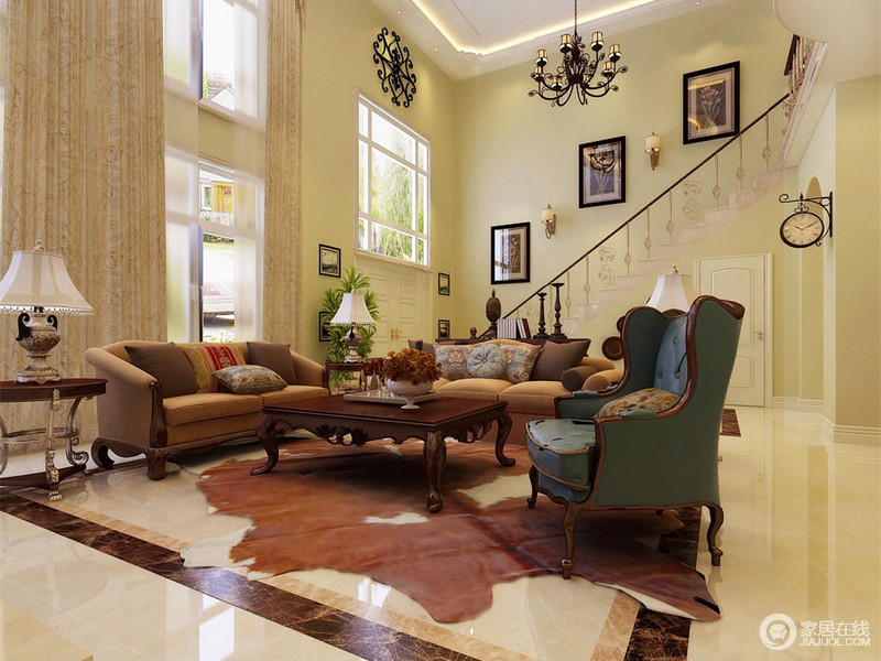 浅姜黄色的墙漆在大面积的窗户引入的光线下，显得通透清新。复古色调的布艺、皮质沙发与茶几、地毯保持色调上的相近，彰显出古典韵味。身后的简约扶梯作为背景，线条优雅简洁。