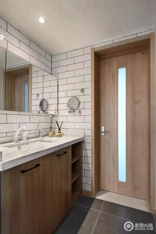 卫生间门外做了洗手台，原木台柜体搭配白色矩形瓷砖，现代感强又不失温润感