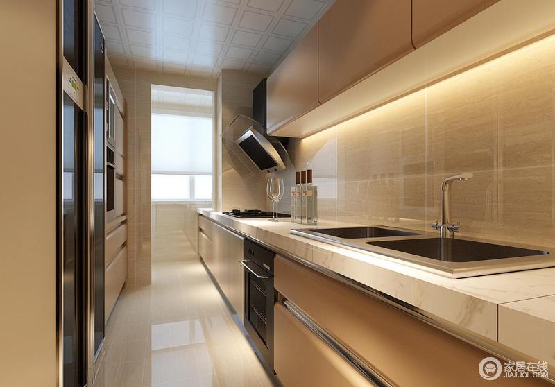 厨房虽然一字型布局，但是米色砖石因为光影的融入，总给人一种暖和；米黄色的橱柜颇为精致，流畅地设计尽显质感的生活。