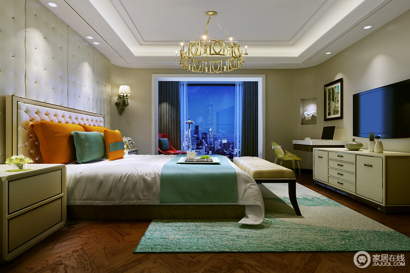 卧室流露着精致摩登的空间气质，加入的新古典元素，使空间质感更具表现性；局部运用的橘黄、浅绿和正红色，让空间大放异彩，简洁华美的演绎了空间的高雅气质。
