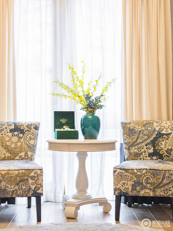 暗雅的色彩在花纹的点缀下独具特色，白色桌子上摆置的蓝绿陶瓷花瓶因黄花也变得十分应景，自然而锦簇。