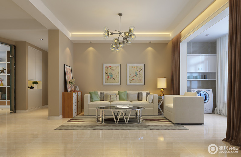 客厅中白色布艺简约沙发配以偏绿色、灰色靠垫充满柔性；挂画中多彩的风景图呈现出自然摩登的气派。