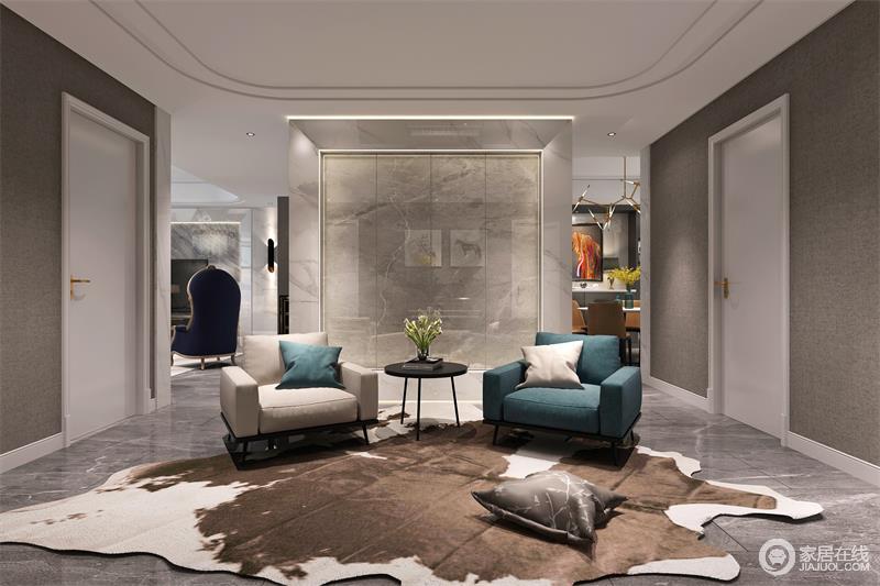 客厅以灰色砖石来铺贴地面，通透地材质让空间高冷却纯粹了许多，虽然色调较暗，但是驼色和森绿系扶手沙发带着现代时尚，让整个家更为优雅。