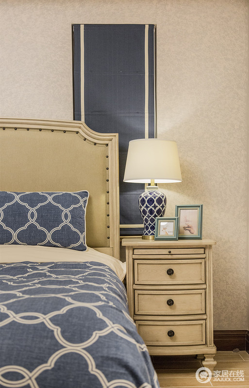 天然雕饰的床头柜原始感颇丰，与牛仔色的床品打造了一个舒适休闲的卧室。