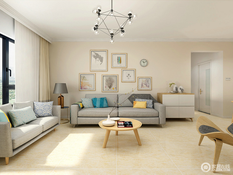 客厅以米色地砖和墙面表达和暖,明快中塑造质感生活;灰色沙发在彩色