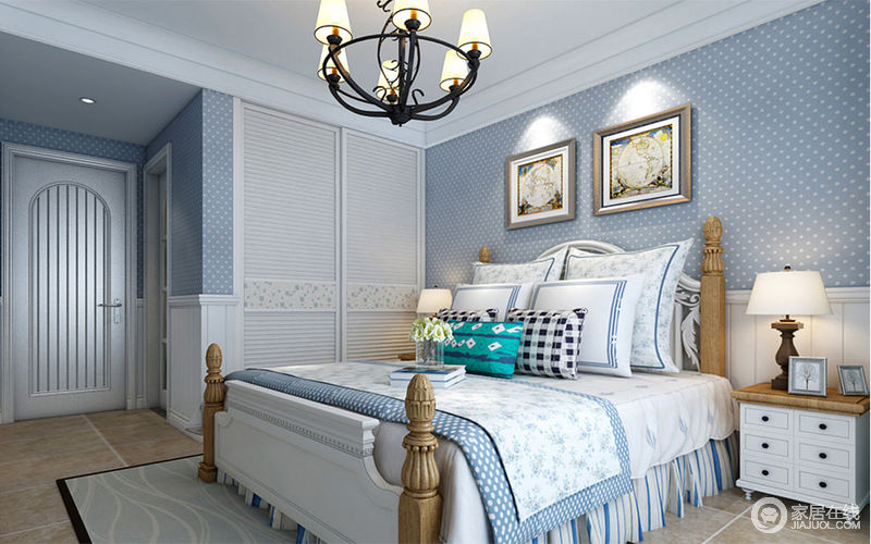 卧室以蓝白为主，从色彩上便营造了一个清新舒适的空间氛围；蓝色波点墙纸和蓝白相间的床品改善了原木四柱床的厚实感，清爽中的质感更能体现生活品味；白色小边柜和百叶立柜添置着田园情趣。