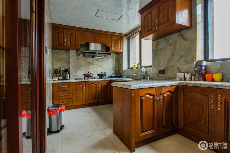 彩相一致的休闲小吧台，既是厨房的延伸又是厨房与外部空间的分界线，空间格局鲜明。