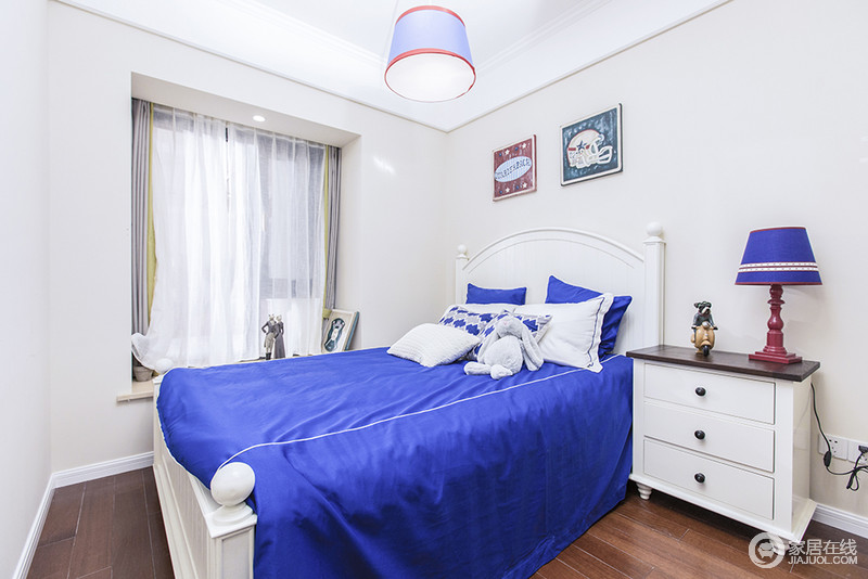 儿童房以蓝白色为空间主调，纯净之中带着一股清幽；美式家具组合轻便实用，彩色简画点缀，与台灯和玩饰共同营造童趣。