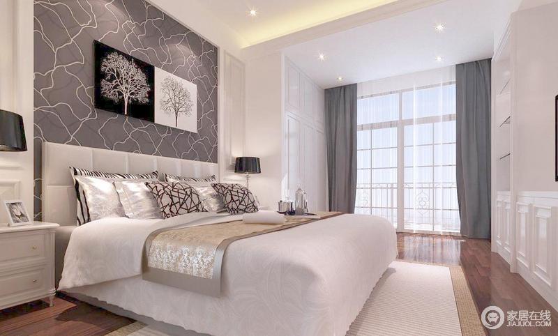 卧室以白色为主，黑色与灰色为辅，塑造了一个品质感的空间；丝质床品及靠垫与背景墙上的线条勾勒出简约艺术，温馨舒适却也不乏个性。