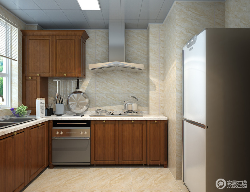 乳白色瓷砖张贴出经久不衰的质感，再加上棕木改变着厨房的层次，加强了空间的精致感。