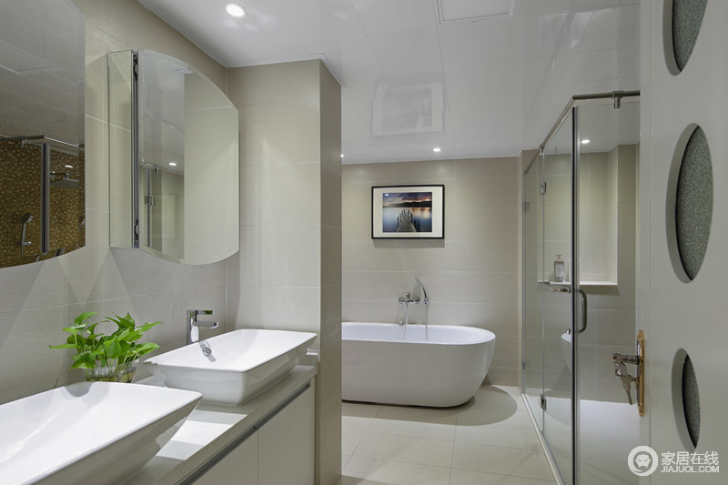 乳灰色的墙面十分利静，镜面收纳柜、玻璃打造的淋浴区都以主人的生活所需为重；白净的盥洗台将自身的光泽反射出来，通透舒适，与整体形成和谐。