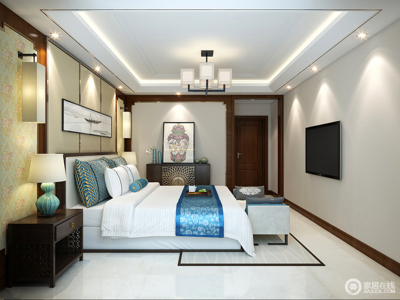 简洁的卧室里，床头丰富的材质形成鲜明的层次感，黑白水墨画作与造型独特的边柜上的画作风格相互碰撞，在蓝白交叠的床品演绎下，空间艺术感的韵味深浓。