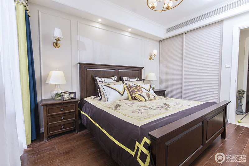 卧室以乳白色的基调奠定空间的温馨，定制化地衣柜巧妙解决了空间的规整性；壁灯和台灯对称之中，裹挟着美式床品和家具的复古味道，呈现出美式底蕴。
