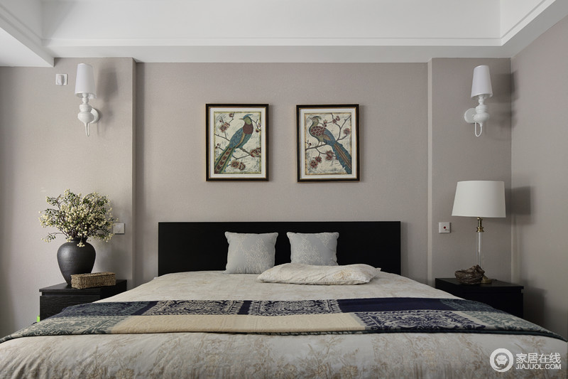 卧室的设计十分注重对称比例，对影明柳的的蓝色双鸟图表达着陪伴才是爱的寓意；黑色花器与白色台灯对比中呈现着生活的艺术美，温馨中不乏现代范儿。