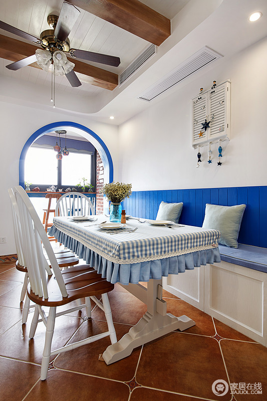 餐厅的拱形门以白墙与蓝色门框结合，多了海天的清新感，并与整体的空间色调相呼应，让生活多了地中海的味道。
