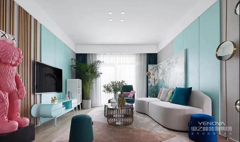 客厅的米色不规则绒面主沙发
墨绿色单人沙发和蓝色沙发凳
搭配金属质感的收纳型茶几
素雅清爽又充满质感
突出表现轻奢的精致感