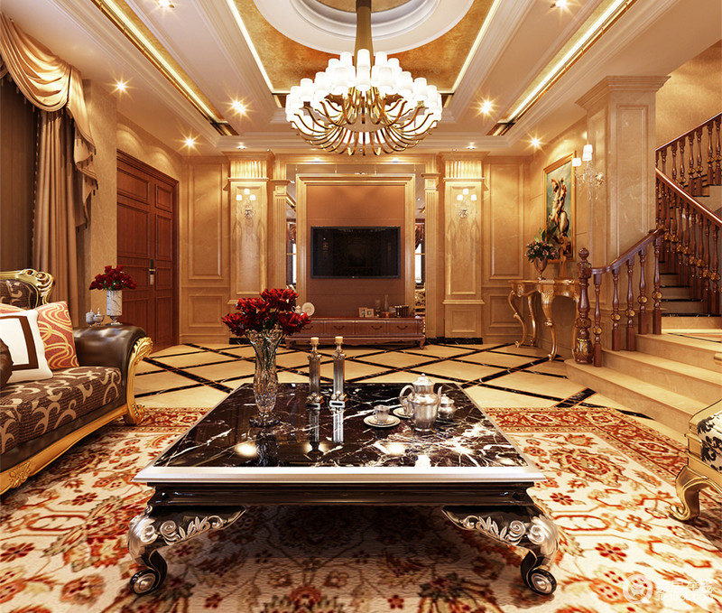 下沉式客厅运用了奢华的金黄色，天花顶更饰以金箔提亮，空间在水晶灯光芒下散发着富丽堂皇的气质。室内地板上线条的交错与沙发、地毯上印花的缱绻繁复，为空间带来无与伦比的魅力。