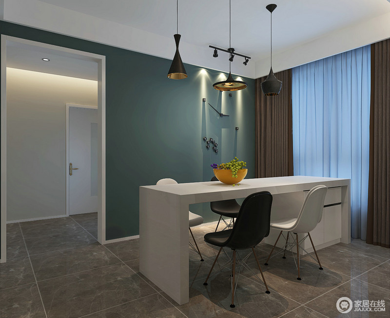 灰色的地面在蓝色墙面的衬托中多了份简单的优雅，以色彩组合增强空间的趣味性；不同的黑色造型吊灯尽显工业设计的独特，与白色简约餐桌对比出时尚和质感，在北欧元素椅子的点缀中更具时代感。