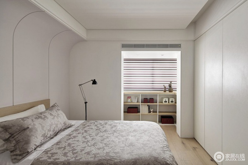 卧室的设计从实用性出发，白色衣柜与墙体形成一体，平整而简静；背景墙以直线和曲面塑造简约与几何个性，黑色落地灯渲染着北欧经典，让实木收纳柜的生活之调，表达着简约、舒适的生活主题。