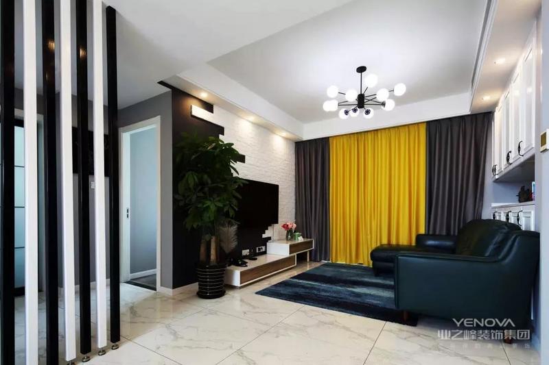 以亮黄+棕灰色的窗帘，搭配上墨绿色的皮沙发与地毯，结合顶上一盏球形组合的吊灯，呈现出一个鲜艳活泼的氛围感。