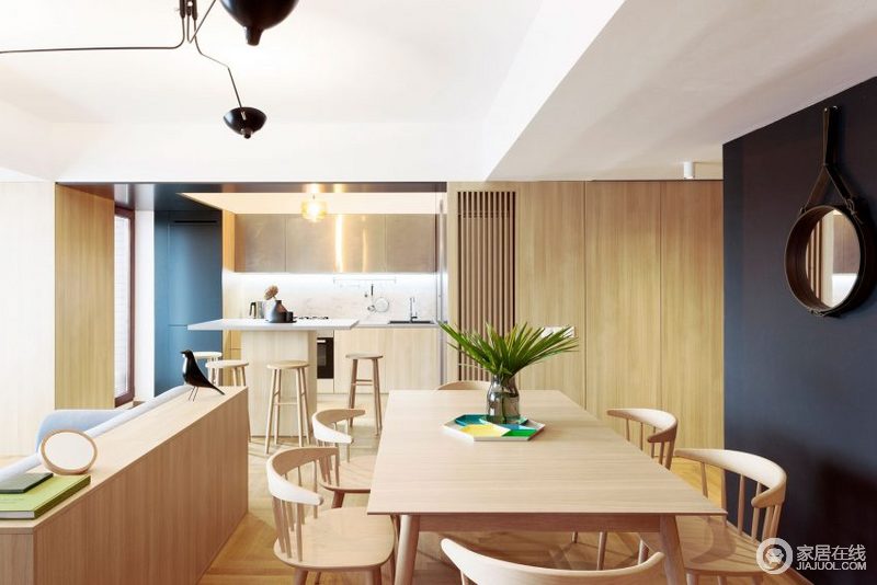 餐厅的设计，整体以木质为主，木质的餐桌椅及木质地板墙面，使空间整体干净统一