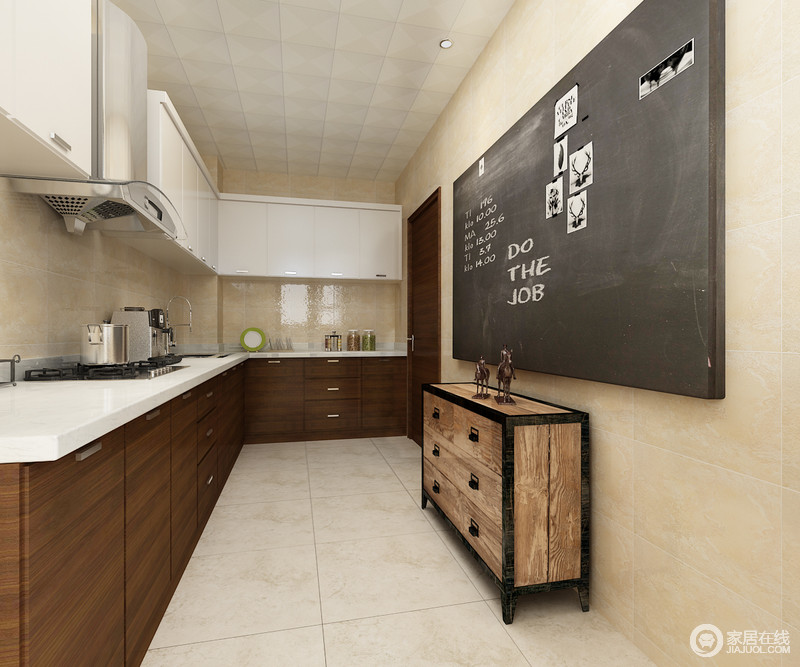 厨房的结构不规则，但是设计师利用白色悬挂式橱柜和实木落地柜将实用和美观兼具，并以色彩塑造出层次、自然感；黑板墙可以随写随画，与原木纹边柜的考究组成有意思的搭配。