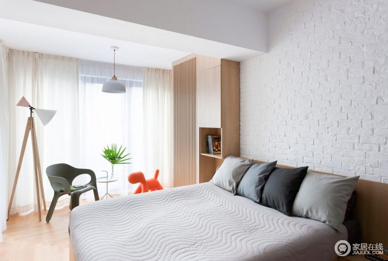 卧室的设计最主要的舒适，所以色调上以白色为主，而绿植的点缀不仅让空间充满清晰，也让色调上不过于单一