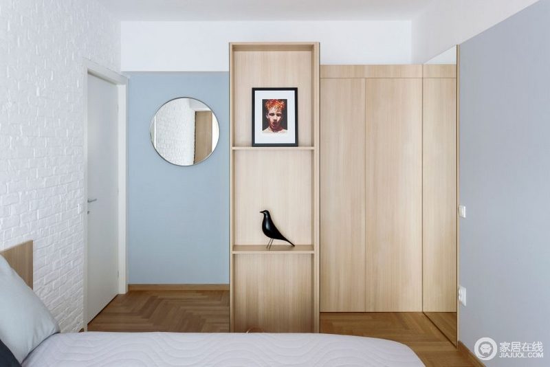 卧室的色调也以清新为主，木质的橱柜兼具装饰，让卧室更为宁静舒适