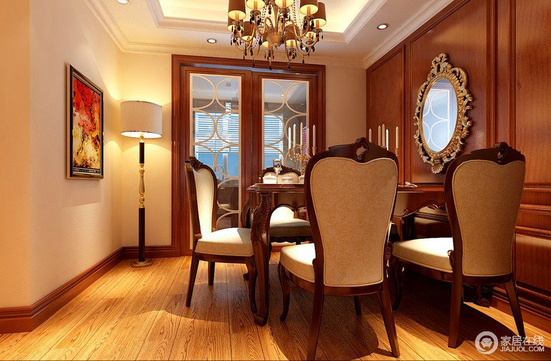 木质的护墙板延伸至餐厅，形成与客厅的密切联系性。棕木的餐桌椅与墙面风格形成呼应性。雕花椭圆镜反射着灯光和烛光，也折射了空间，丰富了空间纵深度。