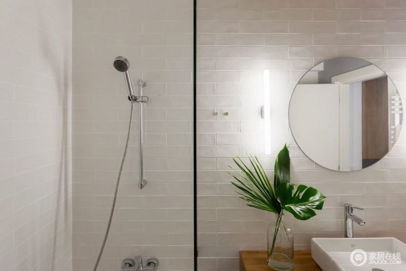 卫生间整体空间为白色，搭配绿植，纯净舒适