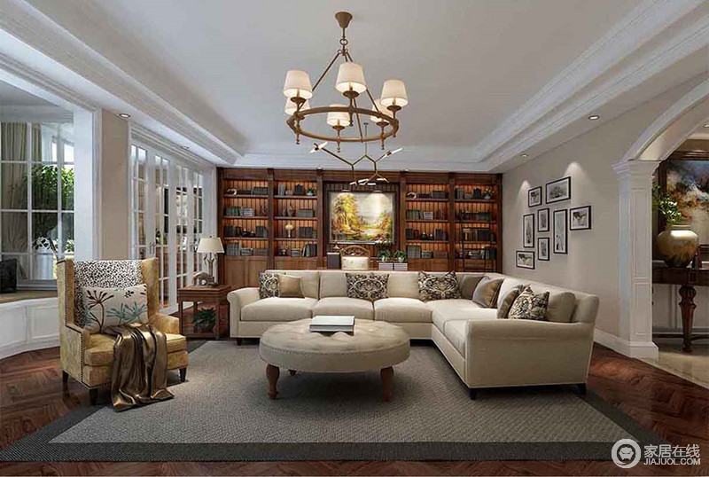 地板与书架使用了厚重的棕黄色，沙发区域则以相对浅色系的米黄和土黄搭配拼接灰，使空间看上去雅致的同时，也划分出空间的区域感。通透的门窗，自然而然的使空间舒朗开阔。