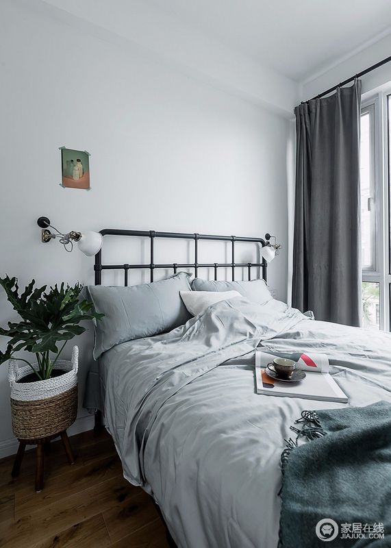 将自然的温暖透过大面积玻璃引入室内，卧室与天光、绿植相得益彰，浅灰色的色调也让空间显得极简雅致。