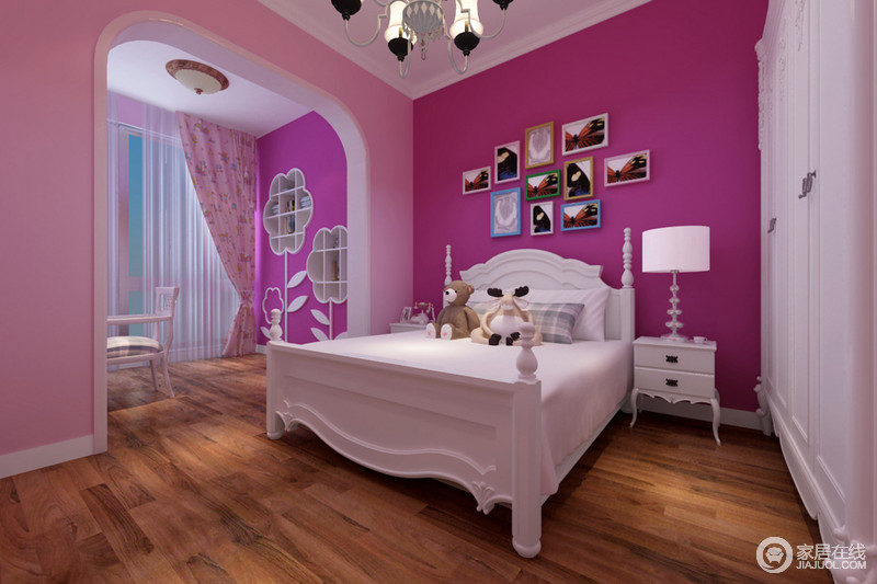 儿童房大面积高明度粉紫色，带来甜腻的少女感，搭配白色家具，空间展现出愉悦、明快的梦幻感。阳台处碎花窗帘、花朵造型储物架，都展现出强烈的公主甜美范。
