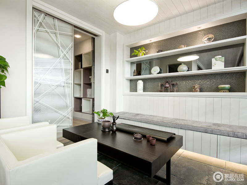 休闲室并没有做太多的设计，而是以白色收纳柜来表达生活空间的陈列美学，让器物之美传递生活的情调；推拉门的线条感简单大气，与沙发和茶几的黑白调，变化出空间的抽象。