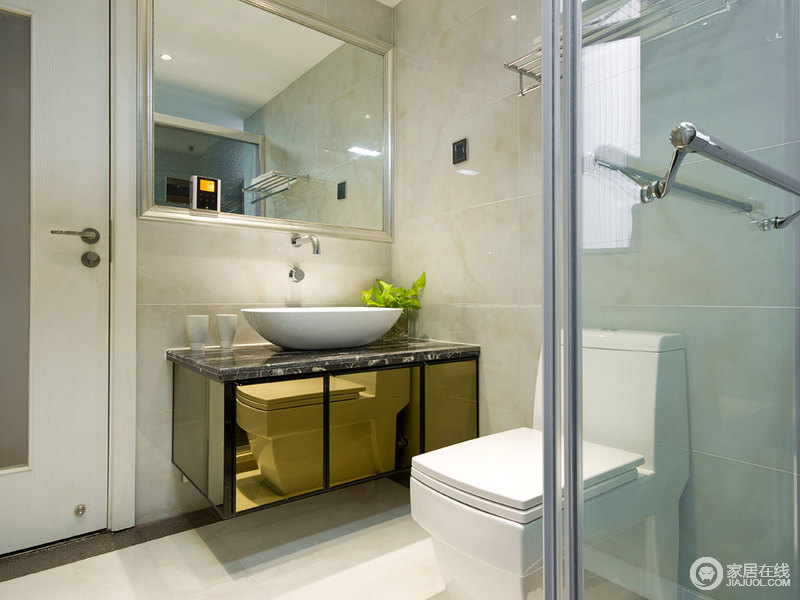 卫生间虽然不大，但是方正规整，干湿分区的设计也是丝毫不马虎；米色砖与黑色盥洗柜让空间具有对比感，也格外利落、实用。