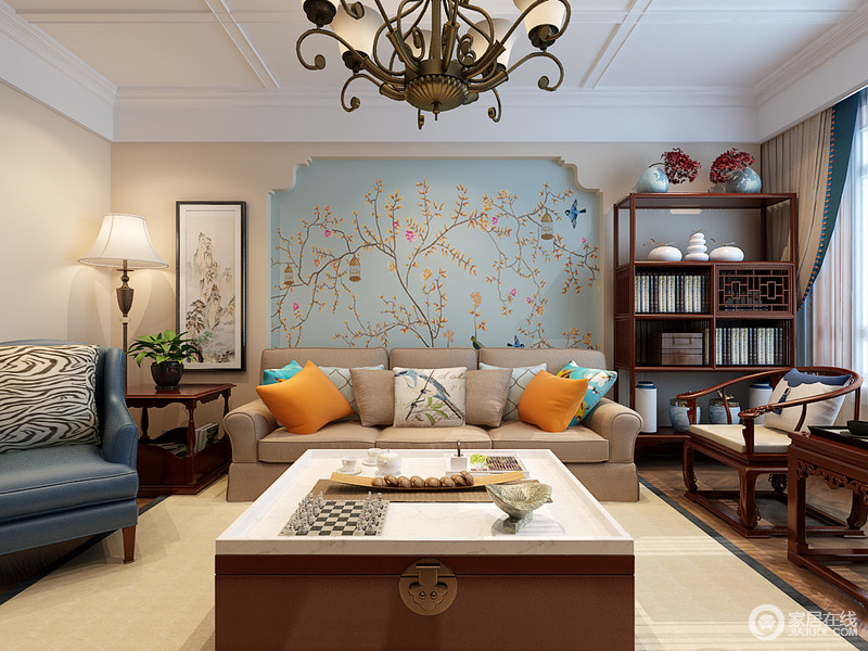 将中庸儒雅的中式家具与朴实随性的美式元素混搭于客厅间，在拱形门洞里镶嵌的壁画及靠包上的清新繁花的自然元素描绘下，空间宛如流淌着惬意的画意诗情。